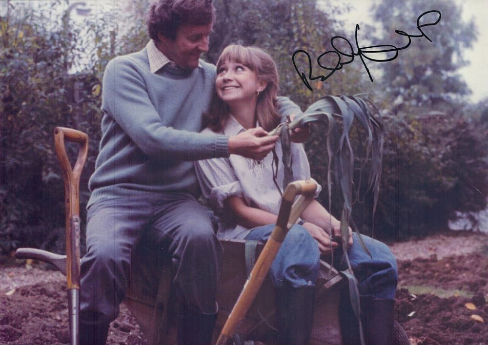 Lot 230: felicity Kendall signed 12x8inch colour photo from The...