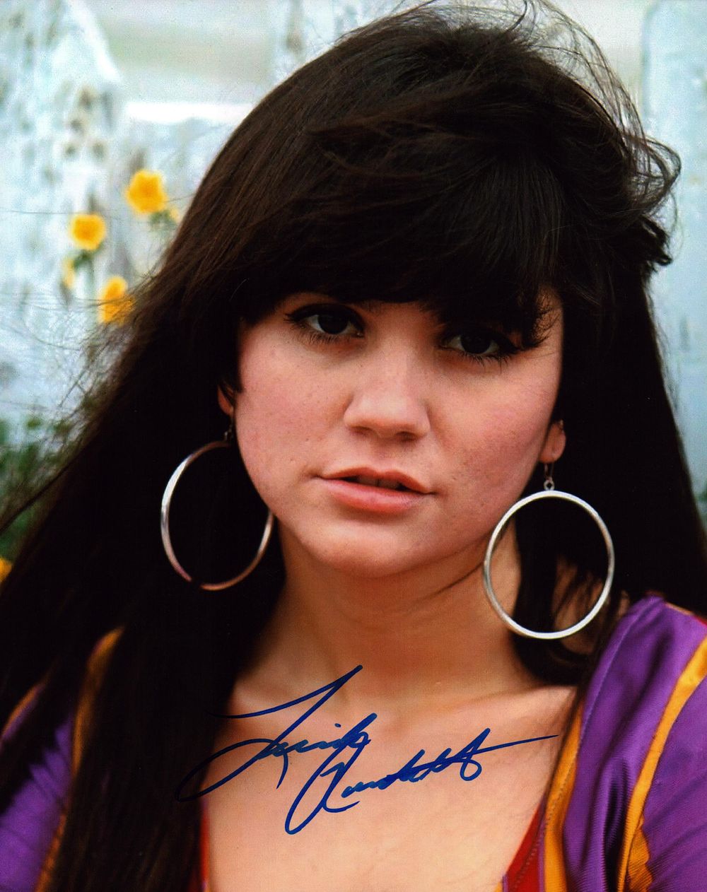 Lot 586: Linda Ronstadt signed 10x8 inch colour photo. Good...