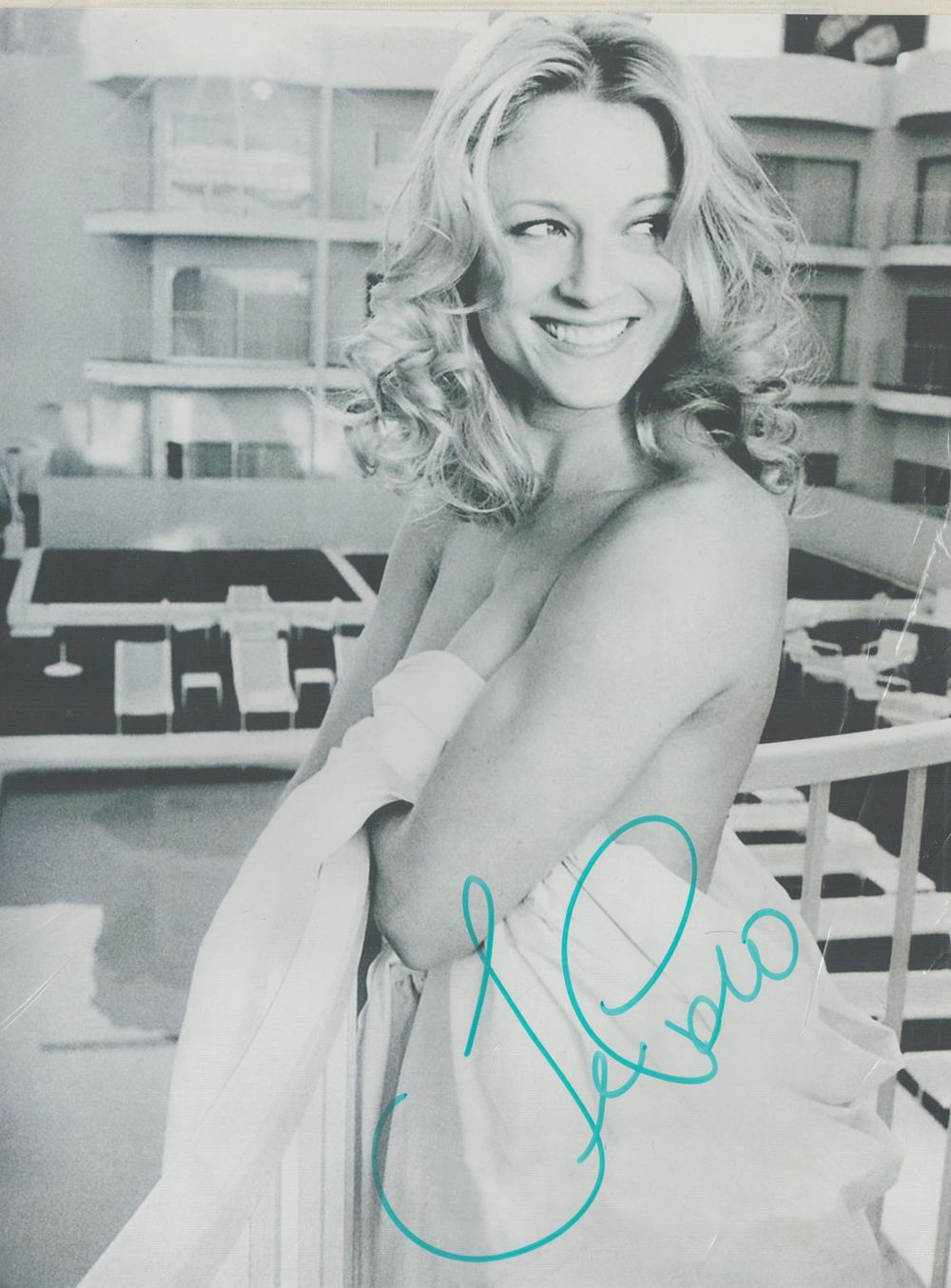 Lot 138: Teri Polo signed 10x8 inch black and white...