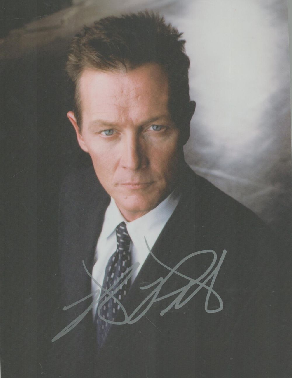Lot 331: Robert Patrick signed colour photo 7x5.5 Inch. Is...