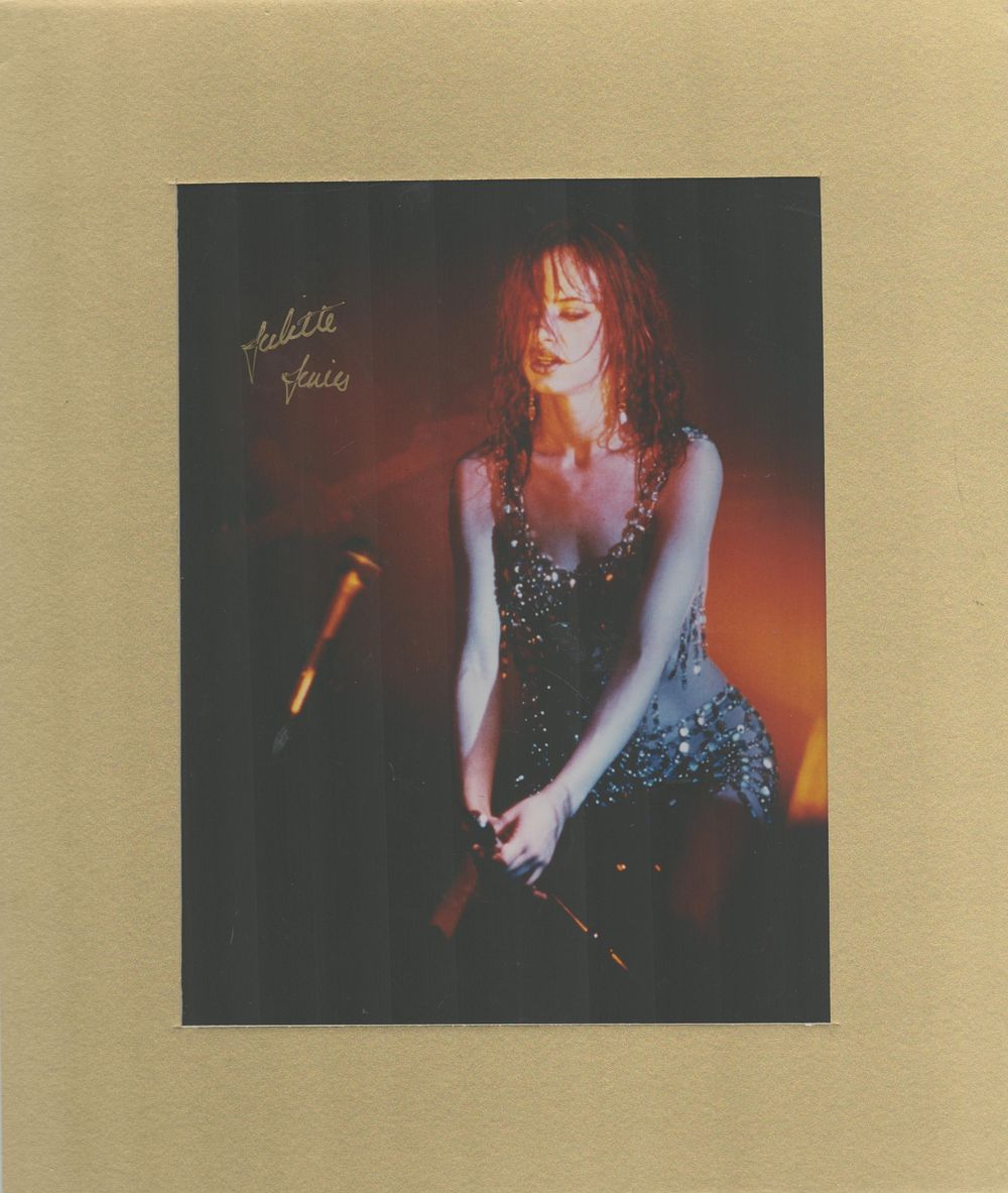 Lot 336: Juliette Lewis signed colour photo Approx. 10x8 Inch,...
