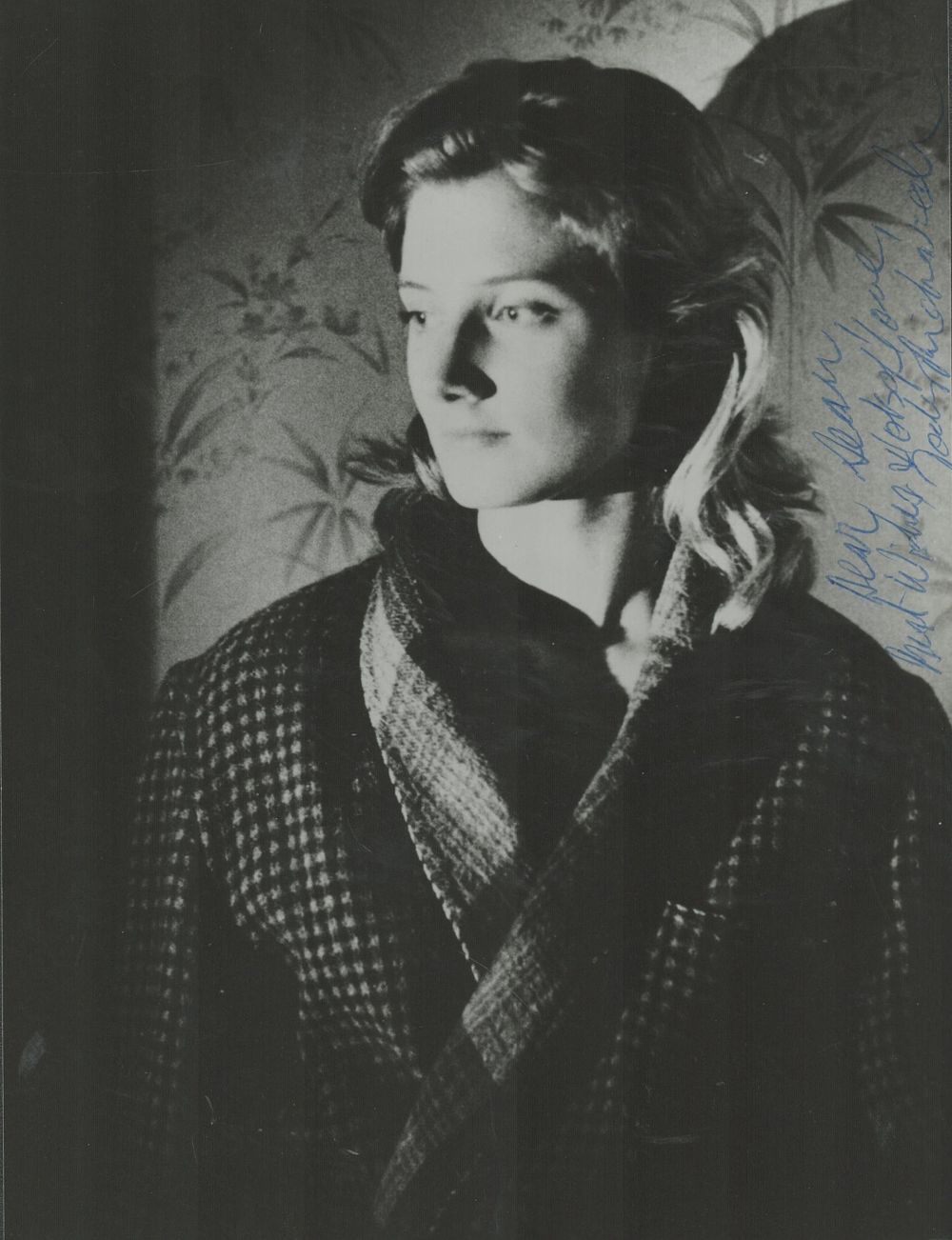 Lot 372: Joely Richardson signed vintage black & white photo...