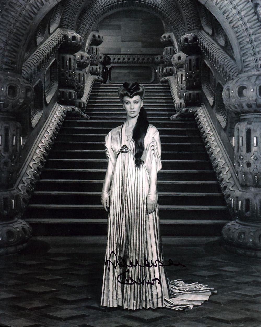 Lot 553: Francesca Annis signed black & white photo 10x8...