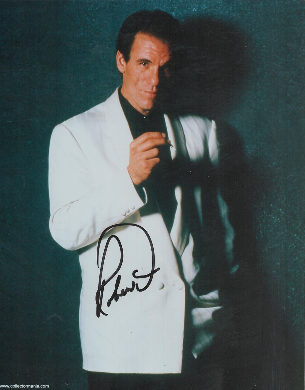 Lot 432: Robert Davi signed 10x8 inch colour photo. Good...