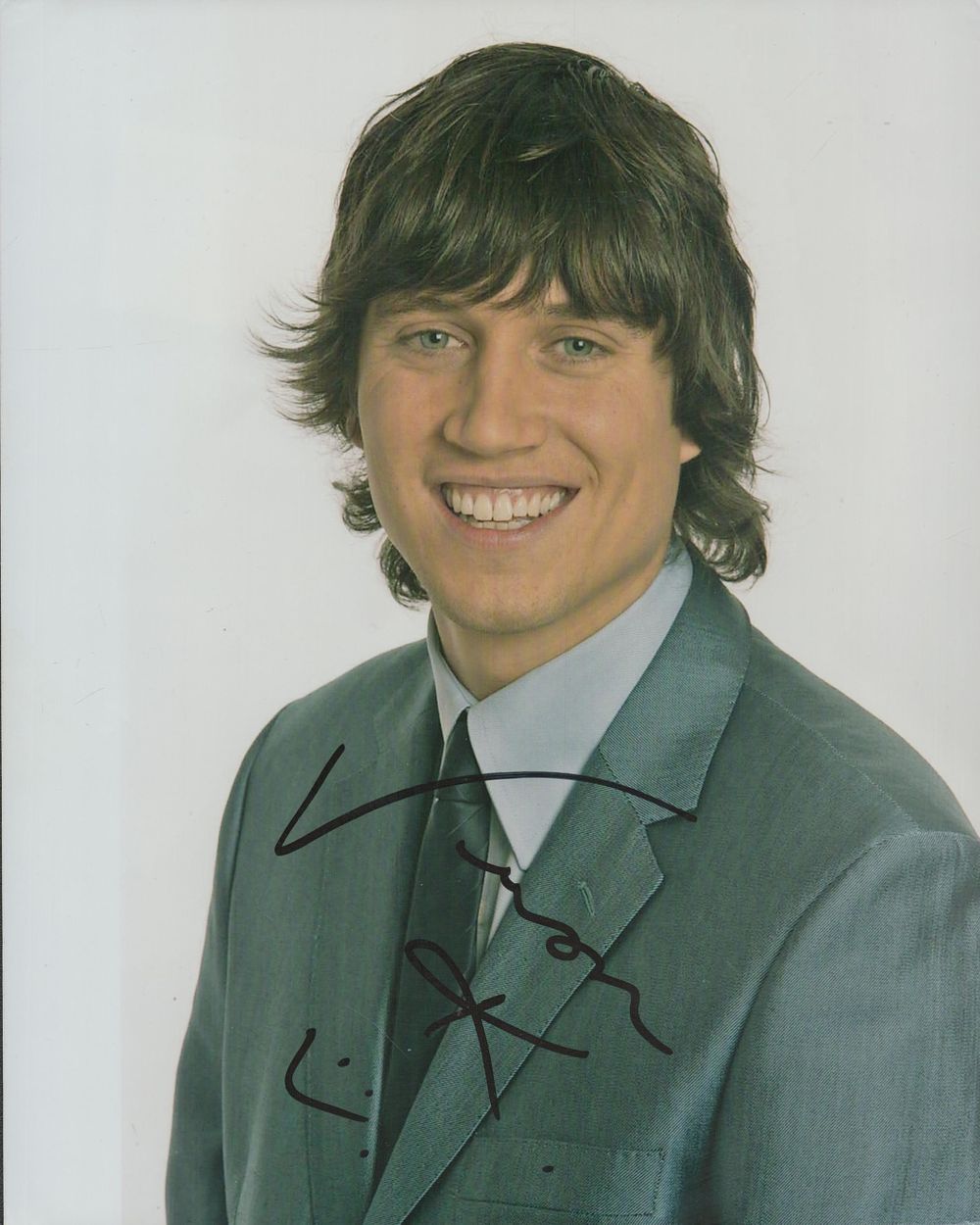 Lot 433: Vernon Kay signed 10x8 inch colour photo. Good...