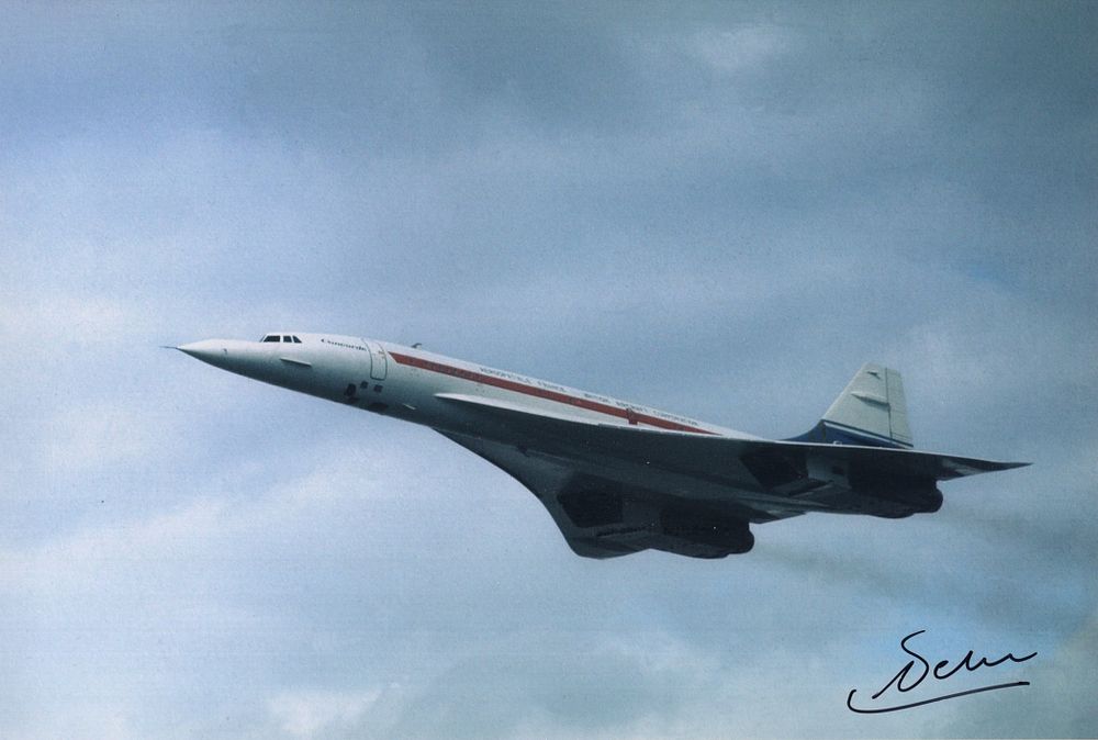 Lot 572: Concorde colour 8x12 inch photo of the very...