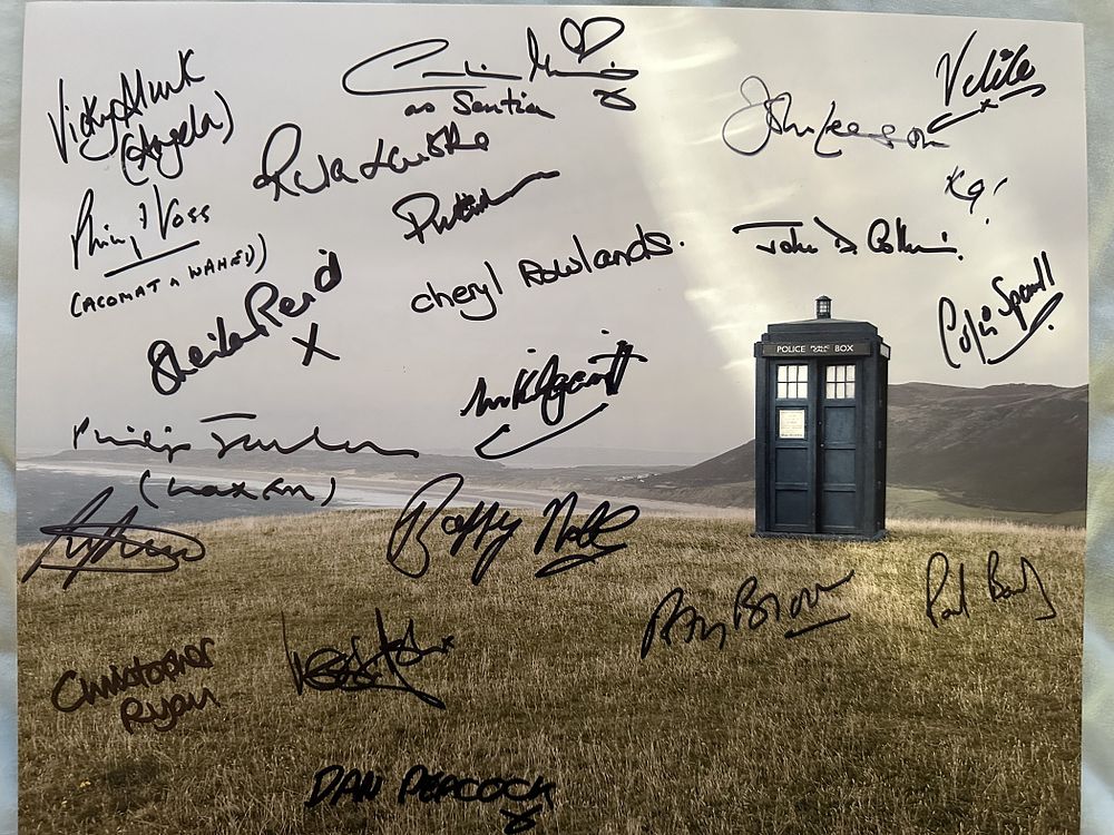 Lot 596: Doctor Who Tardis scene 14x11 inch colour photo...