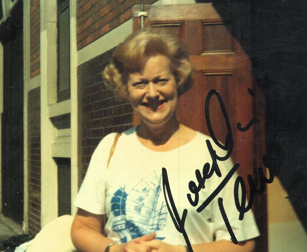 Lot 698: Josephine Tewson signed 6x4 inch colour photo. Good...