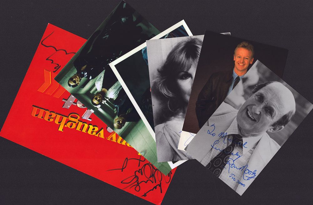 Lot 737: Entertainment 6 Signed Photos By Ron Moody, Les...