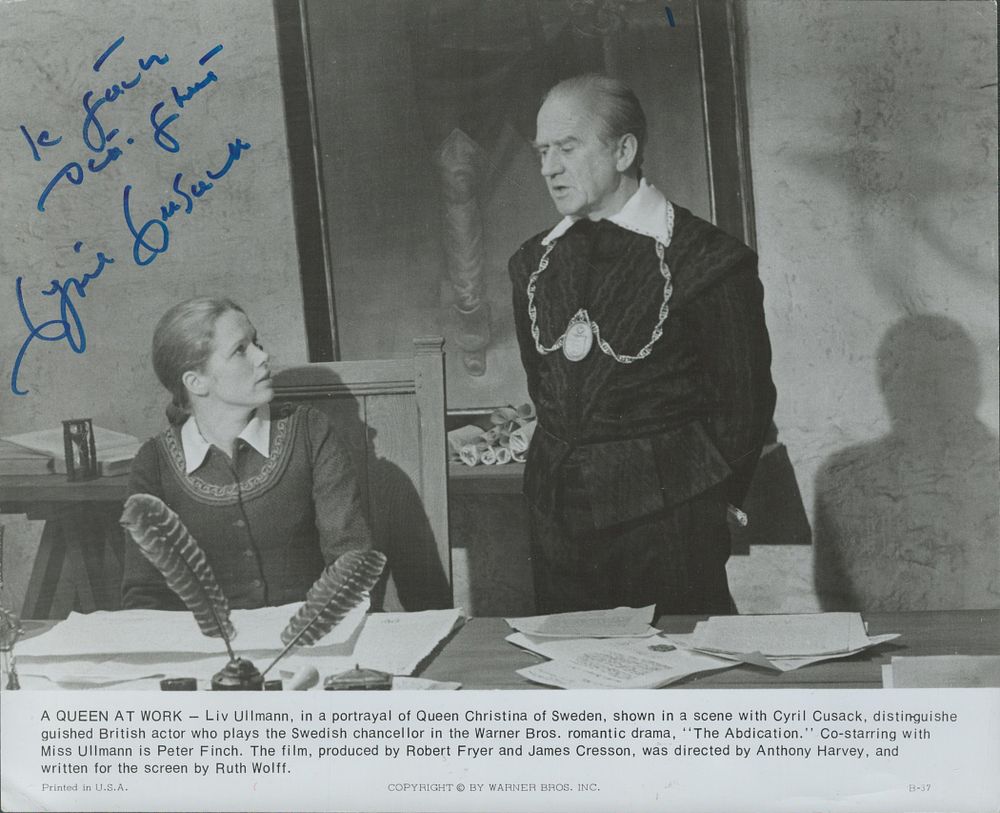 Lot 163: Cyril Cusack signed 10x8 inch A Queen at...