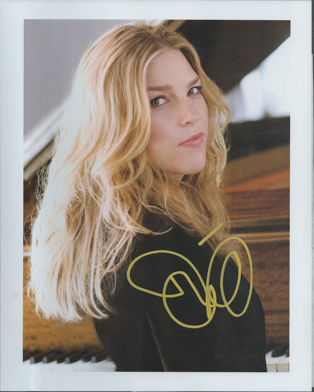 Lot 190: Diana Krall signed 10x8 inch colour photo. Good...