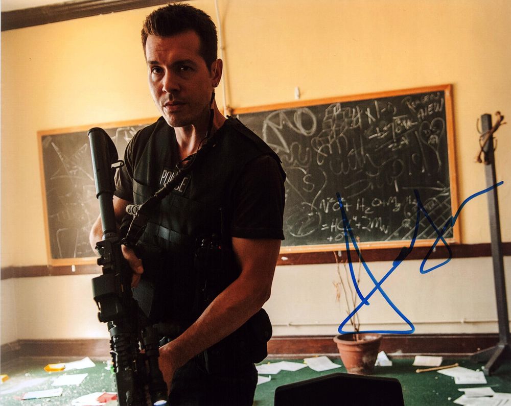 Lot 237: Jon Seda signed 10x8 inch colour photo. Good...