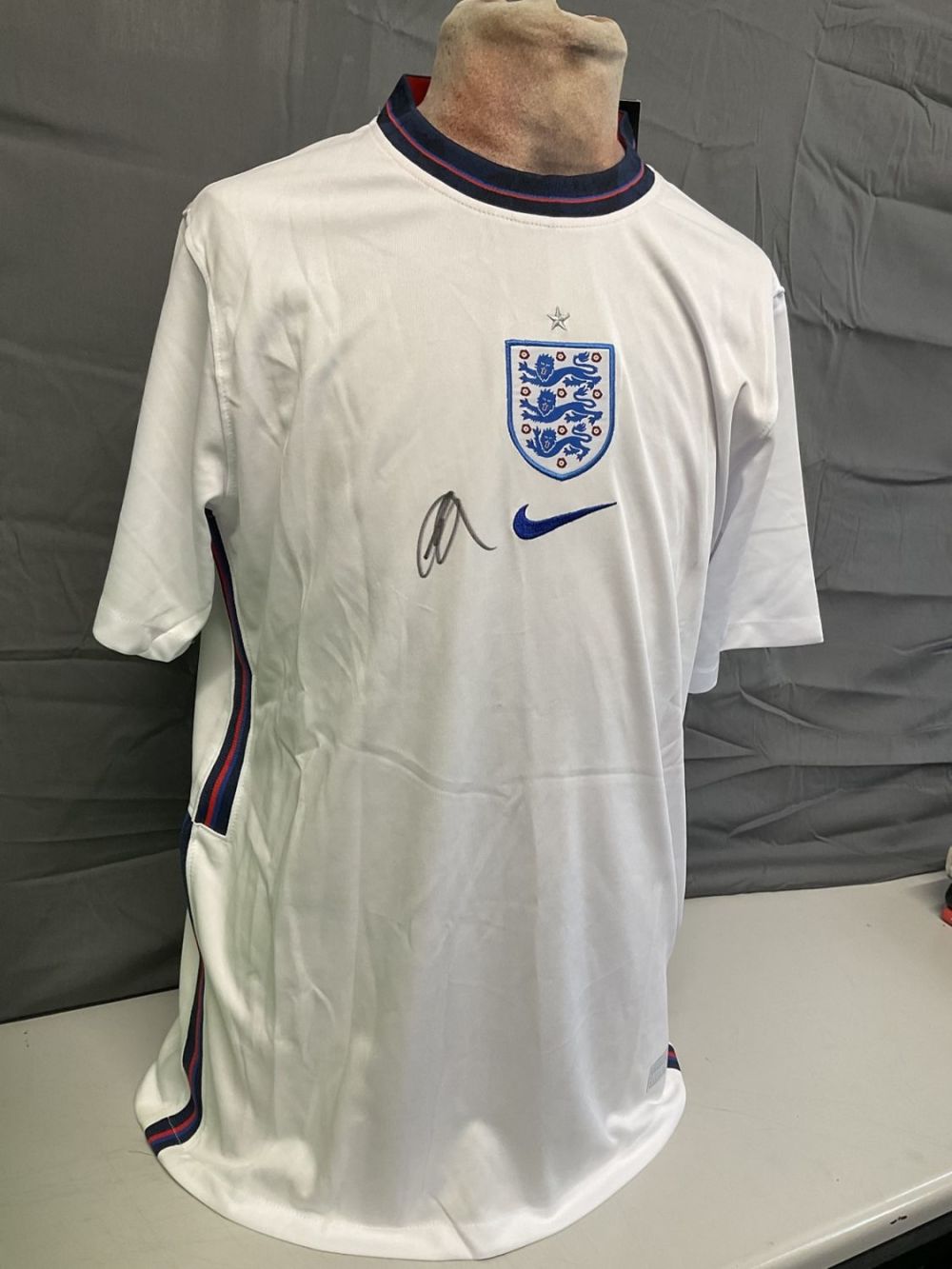 Lot 74: Football Mason Mount signed England replica shirt. Good...