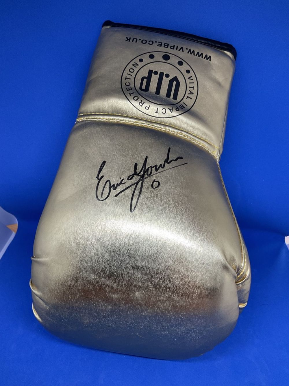 Lot 190: Erik Morales signed V. I. P gold boxing...