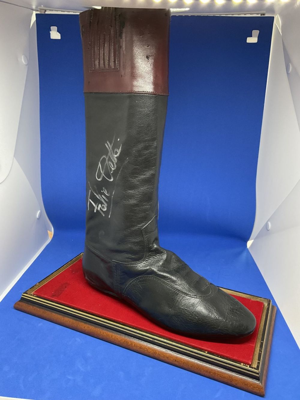 Lot 199: Frankie Dettori signed leather riding boot. Lanfranco Frankie...