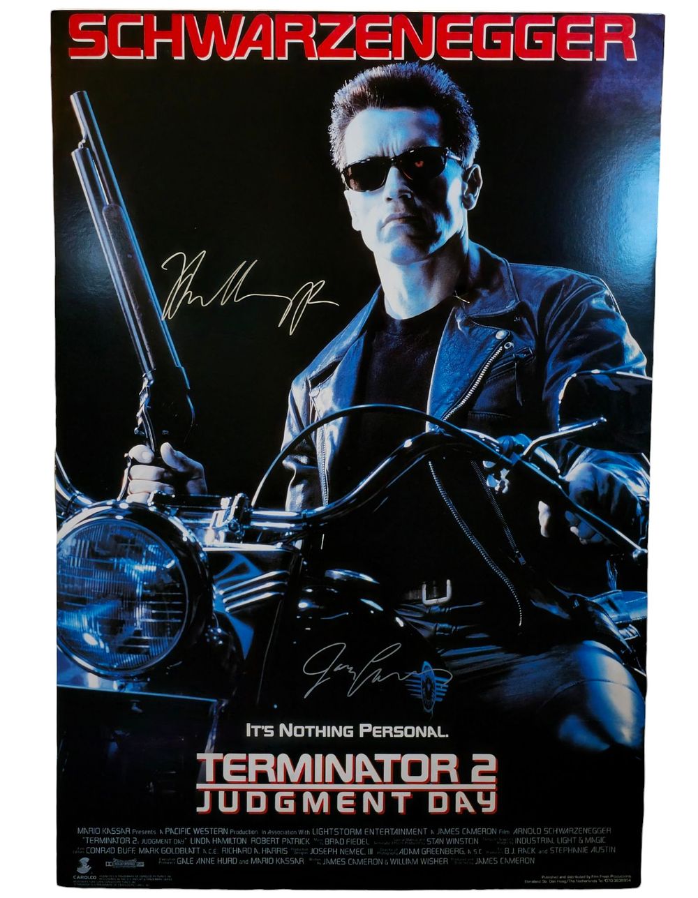 Lot 152: Arnold Schwarzenegger and James Cameron signed Terminator 2:...