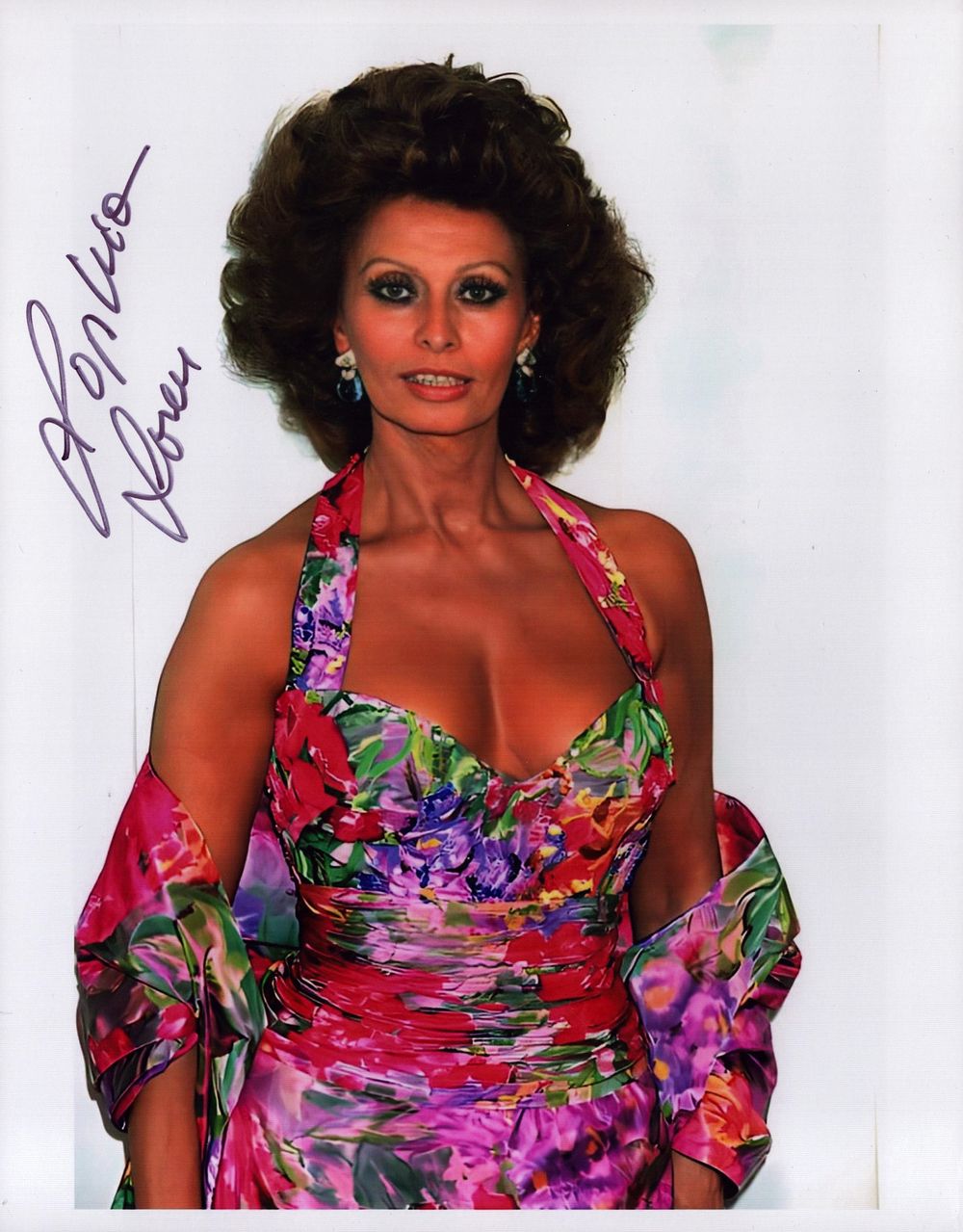 Lot 187: Sophia Loren signed 10x8inch colour photo. Good condition....