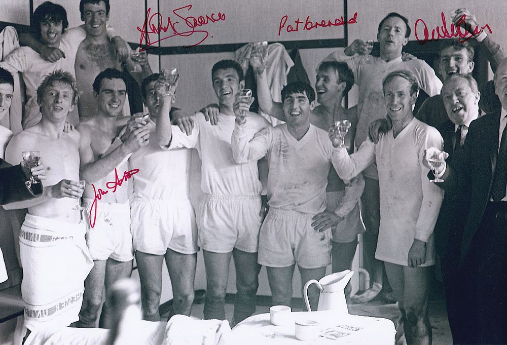 Lot 273: Autographed MAN UNITED 12 x 8 photo :...