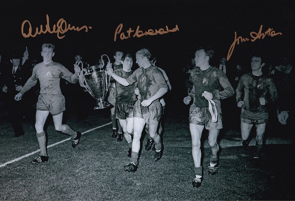 Lot 274: Autographed MAN UNITED 12 x 8 photo :...
