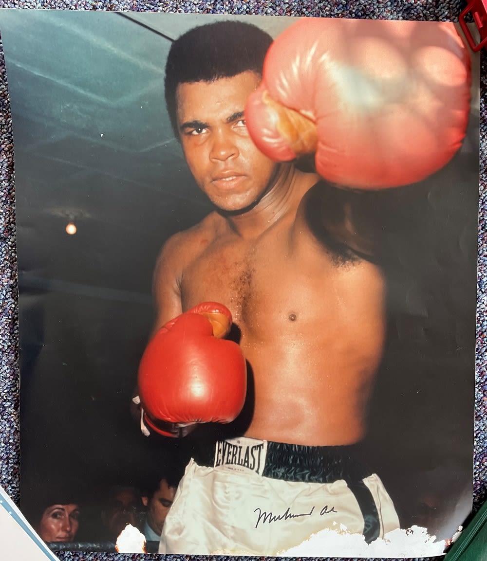Lot 284: Boxing Legend Mahammad Ali Signed 19x16 Colour Photo....