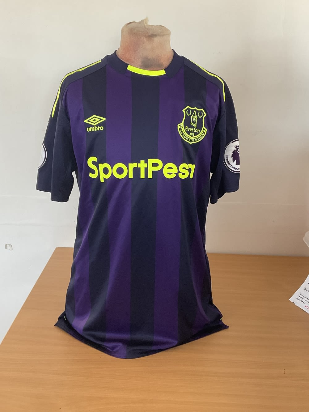 Lot 387: Football Sandro Everton Signed Replica Everton FC Away...