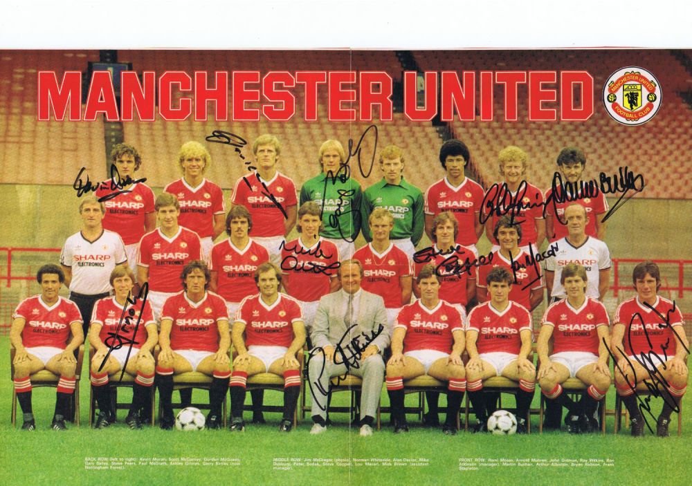 Lot 438: Football Autographed Man United Centre-Spread Team Poster, Removed...