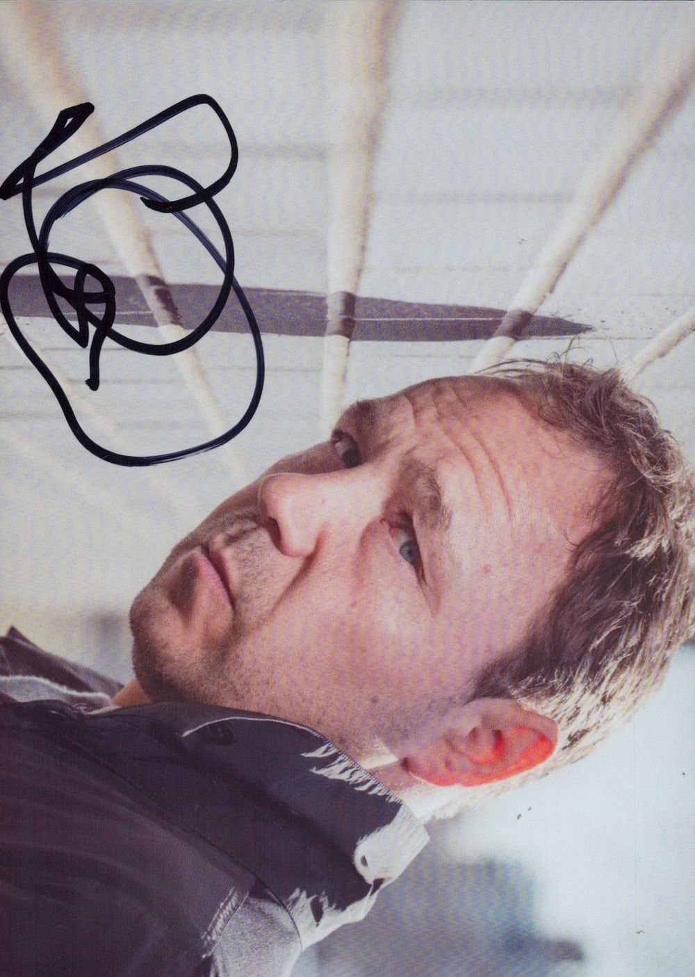 Lot 195: Stephen Graham signed colour photo Measures 7 x5...