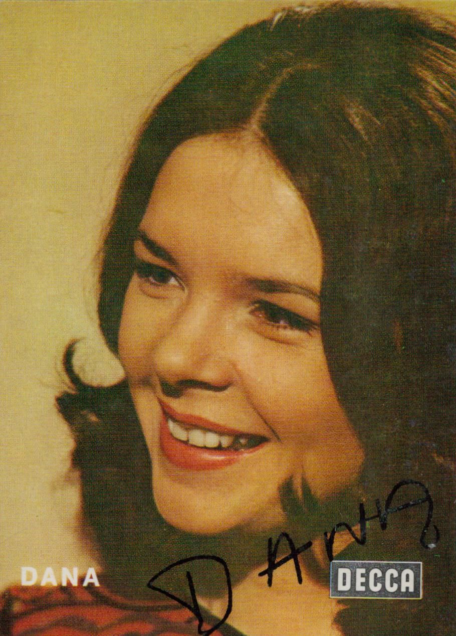 Lot 231: Dana signed promo colour photo 4, 25x3 Inch...
