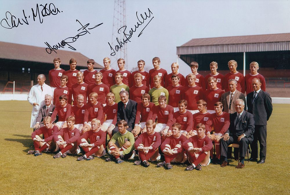 Lot 256: Autographed NOTTM FOREST 12 x 8 photo :...