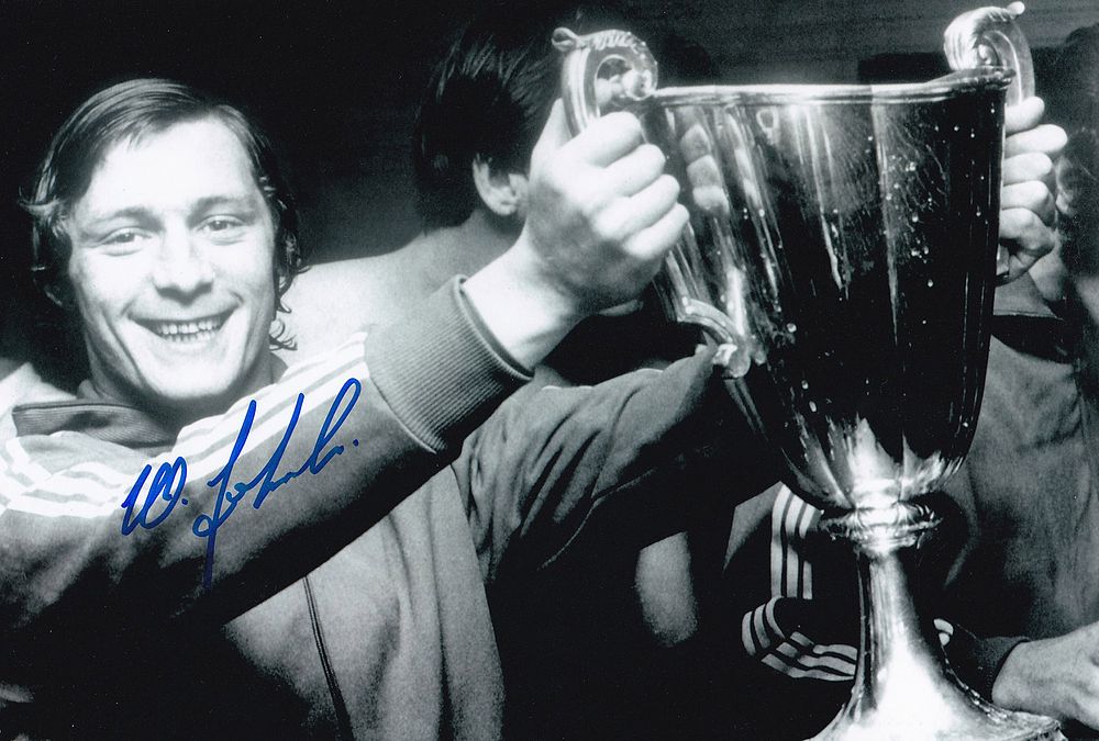 Lot 260: Autographed WILLIE JOHNSTON 12 x 8 photo :...