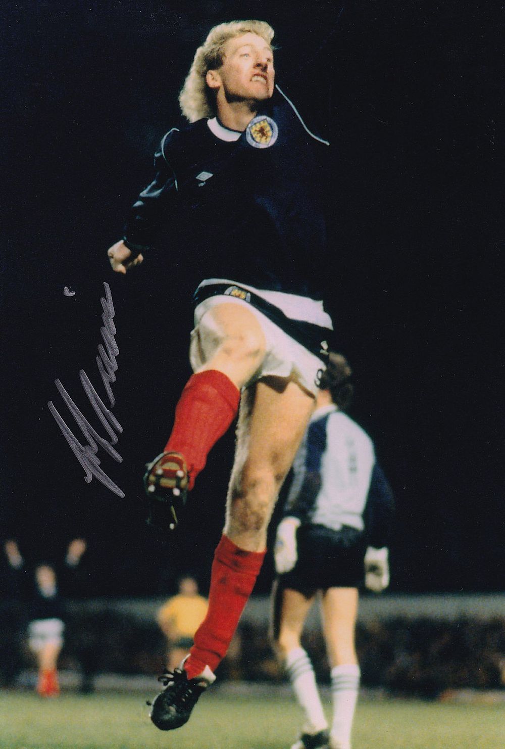 Lot 271: Autographed FRANK McAVENNIE 12 x 8 photo :...