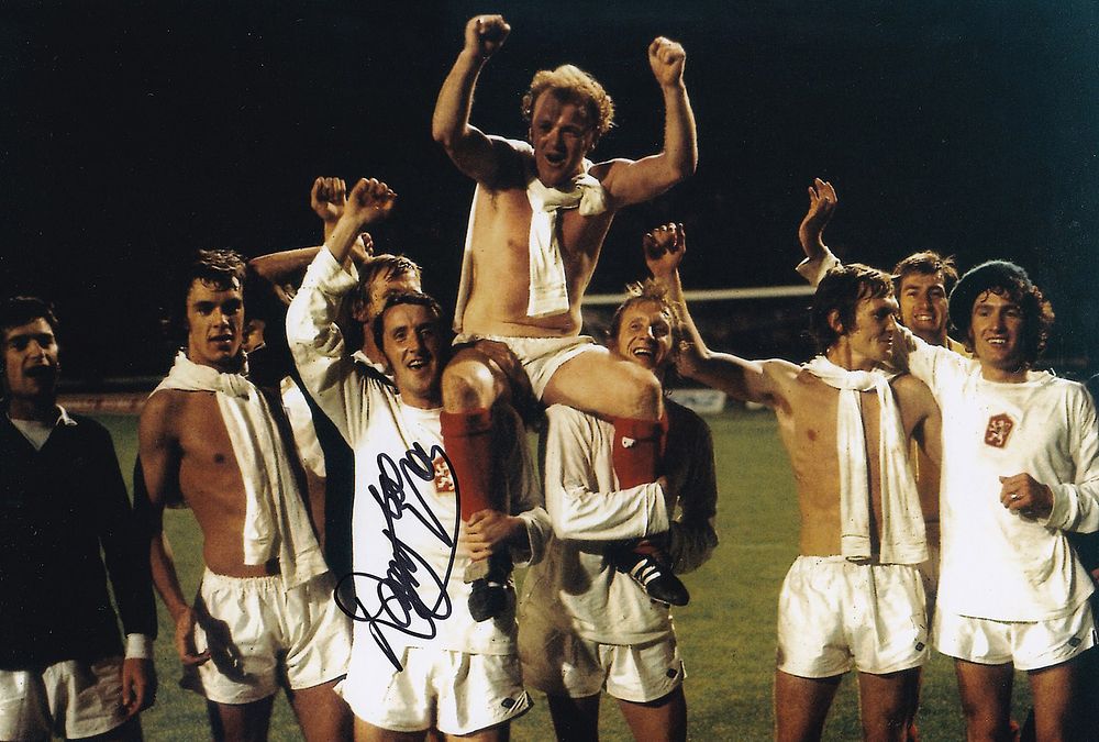 Lot 274: Autographed DANNY McGRAIN 12 x 8 photo :...