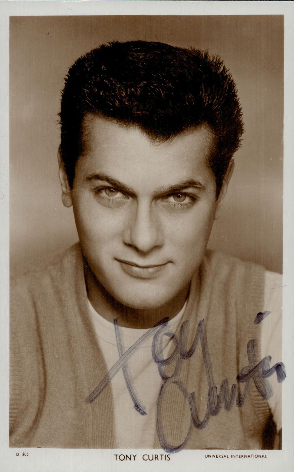 Lot 532: Tony Curtis signed 6x4inch black and white picturegoer...