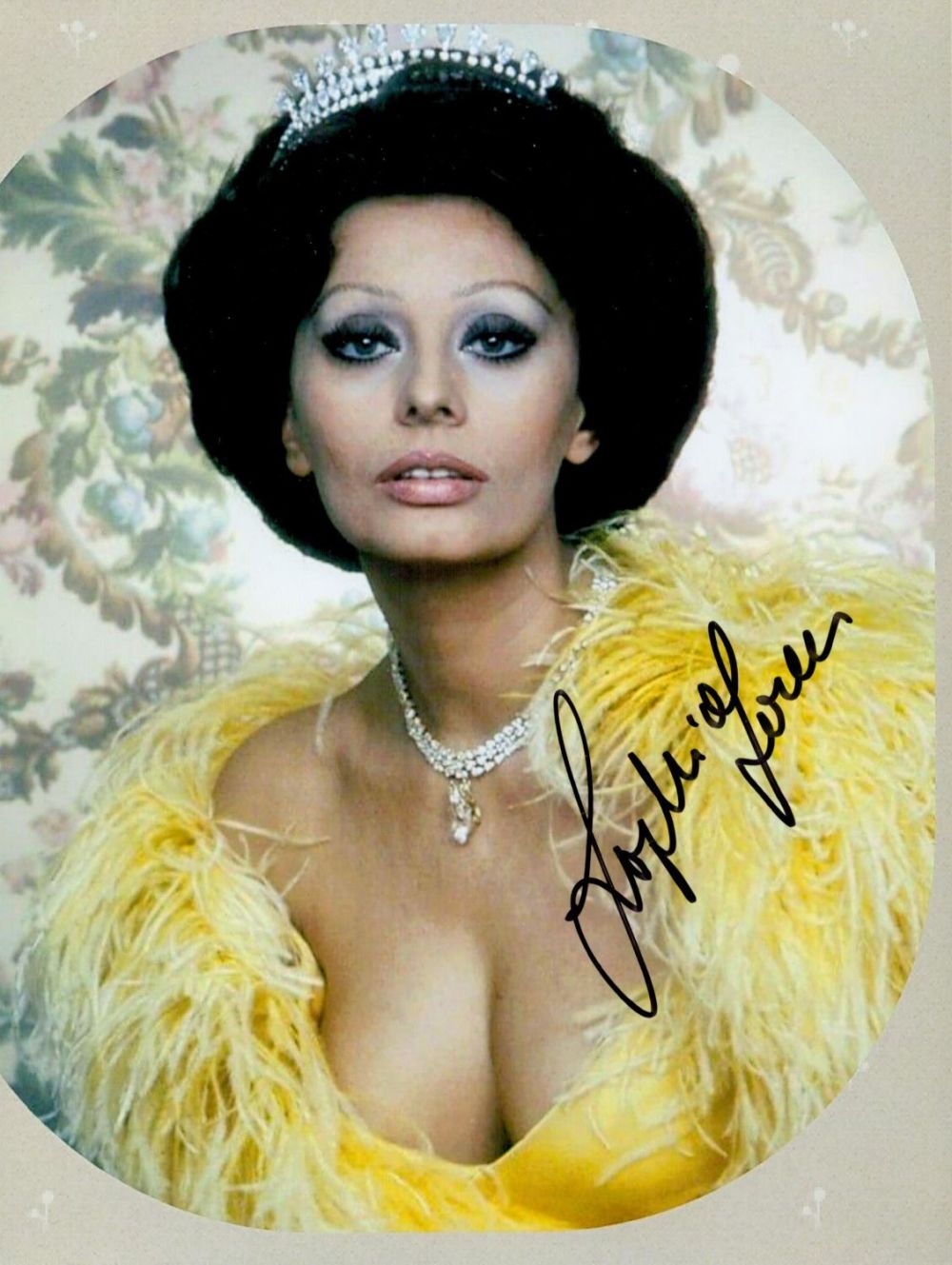 Lot 761: TV Film Sophia Loren signed 8x6 colour photo....