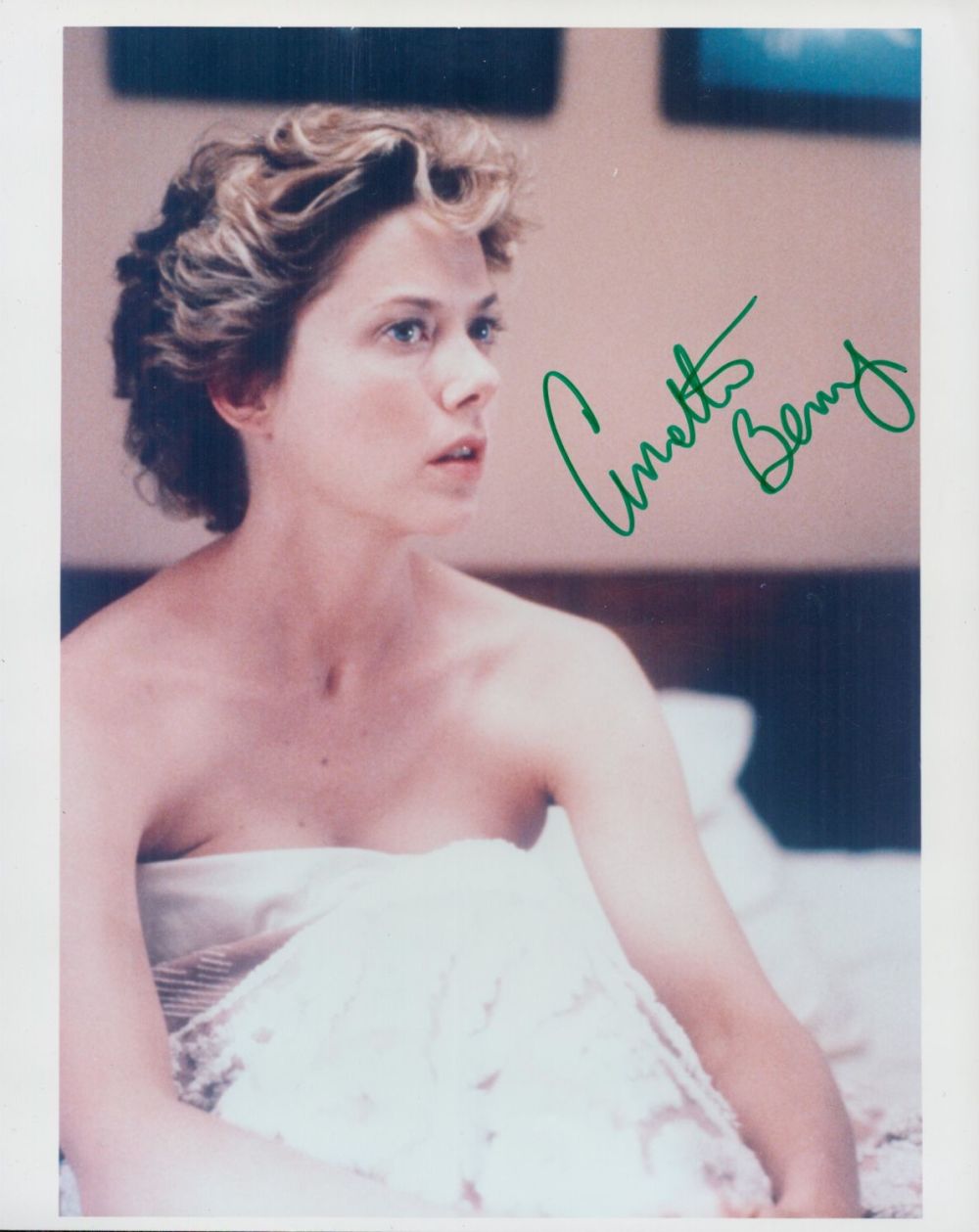 Lot 797: TV Film Anette Bening signed 10x8 colour photo....