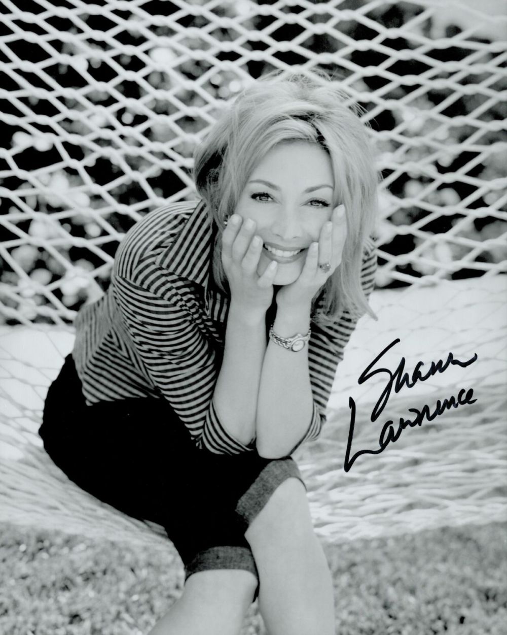 Lot 926: TV Film Sharon Lawrence signed 10x8 black and...