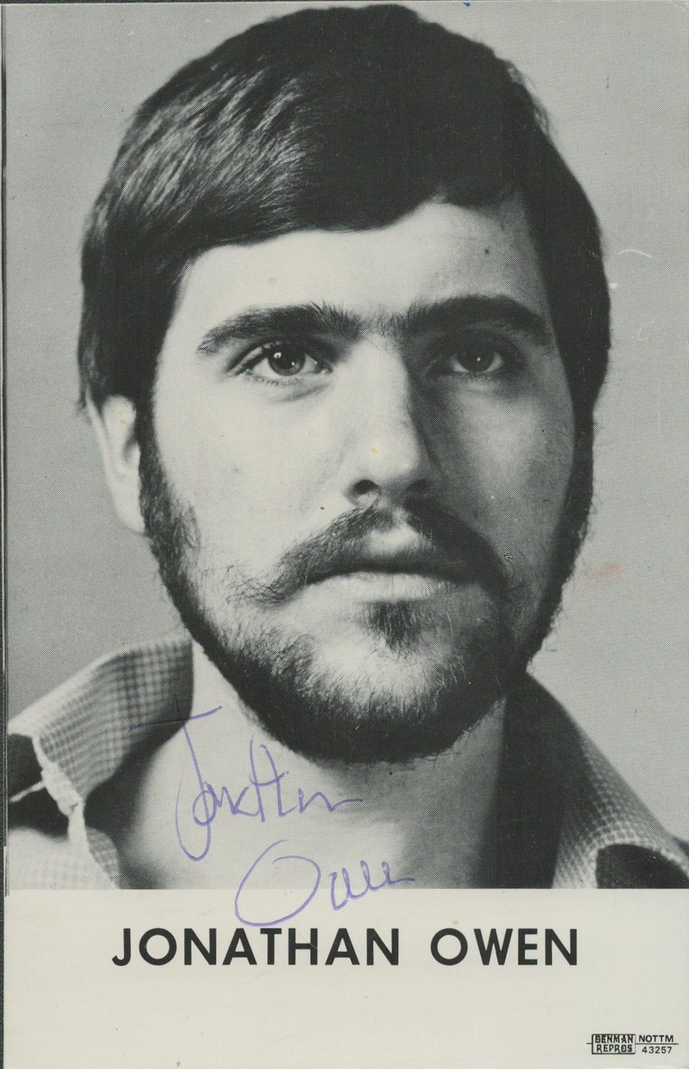 Lot 171: Jonathan Owen signed black and white photo Approx...
