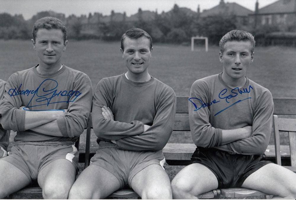 Lot 417: Autographed Man United 12 X 8 Photo -...