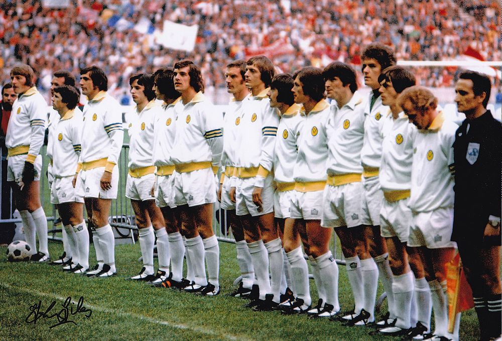 Lot 172: Autographed JOHN GILES 12 x 8 photo :...