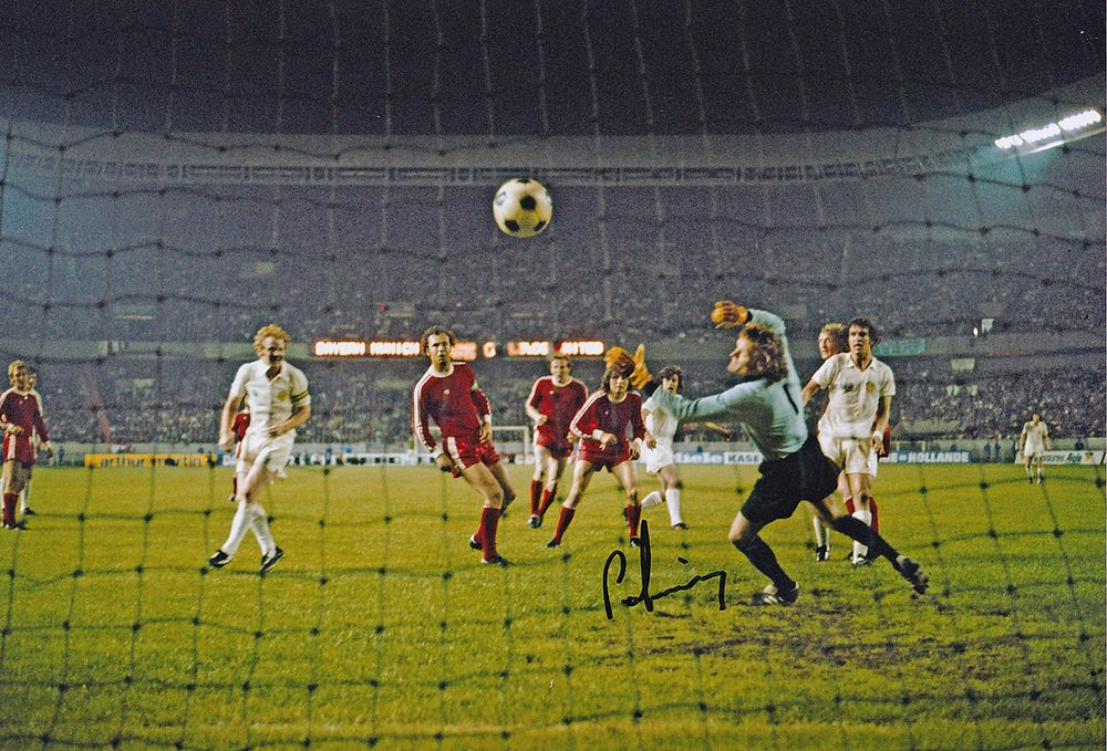 Lot 177: Autographed PETER LORIMER 12 x 8 photo :...