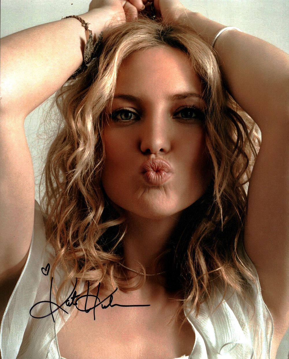 Lot 253: Kate Hudson signed 10x8inch colour photo. Good condition....