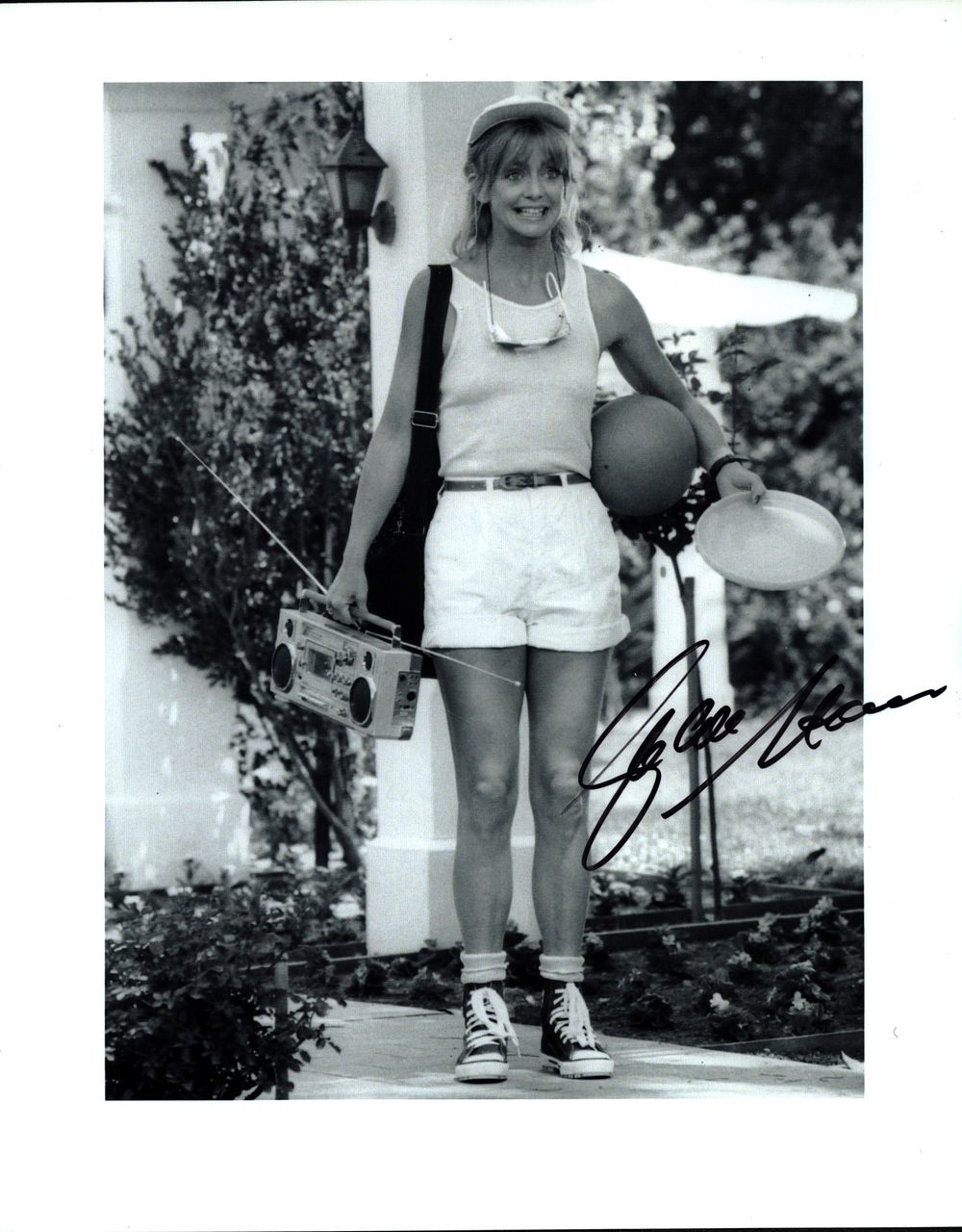 Lot 257: Goldie Hawn signed 10x8inch black and white photo....