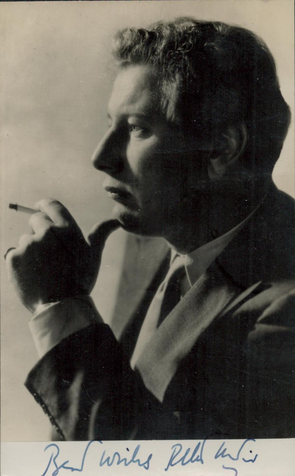 Lot 455: Sir Peter Ustinov signed 5.5x3.5 inch vintage black...