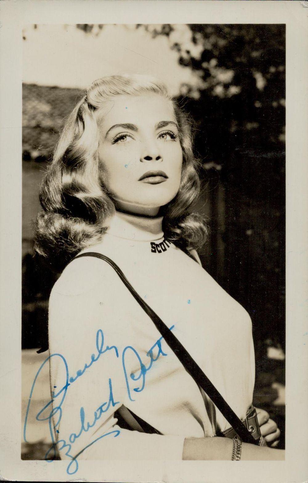 Lot 478: Lizabeth Scott signed 5.5x3.5 inch vintage black &...