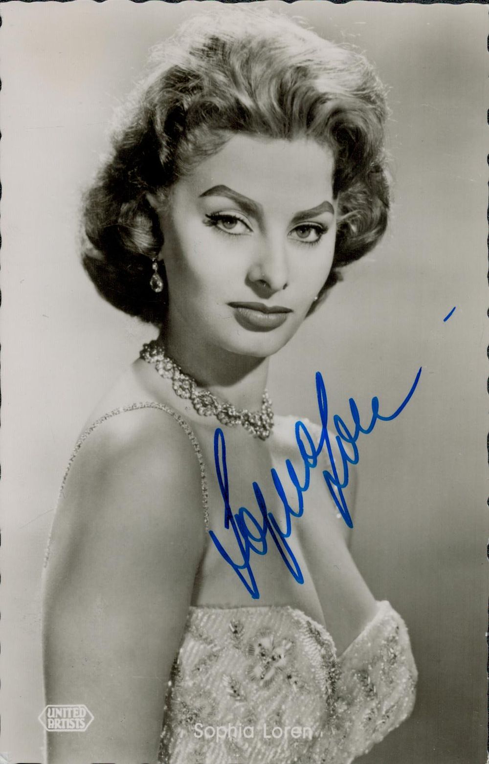 Lot 481: Sophia Loren signed 5x3.5 inch vintage promo black...