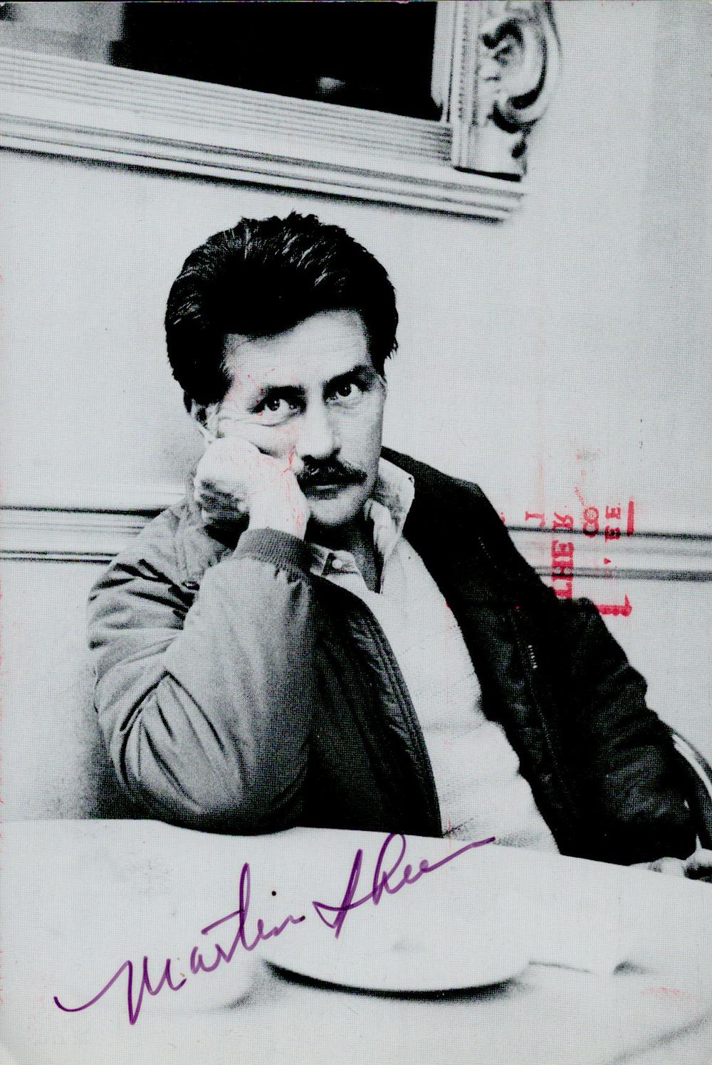 Lot 486: Martin Sheen signed 6x4 inch Approx black &...