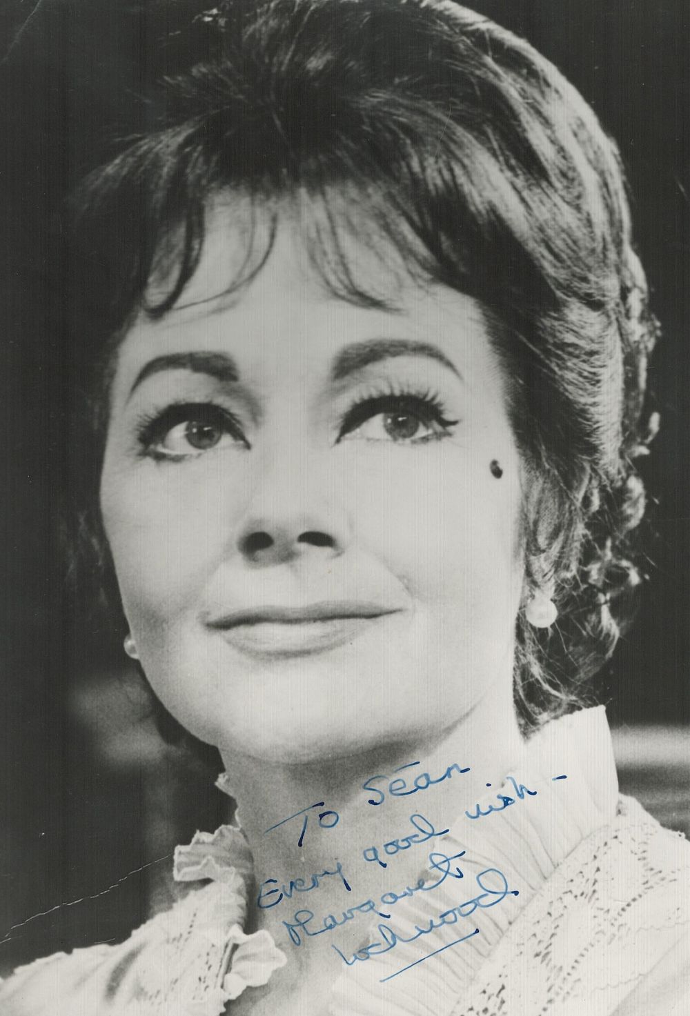Lot 661: Margaret Lockwood signed 10x7inch black and white photo....