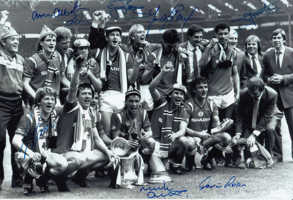 Lot 308: Autographed MAN UNITED 12 x 8 photo -...