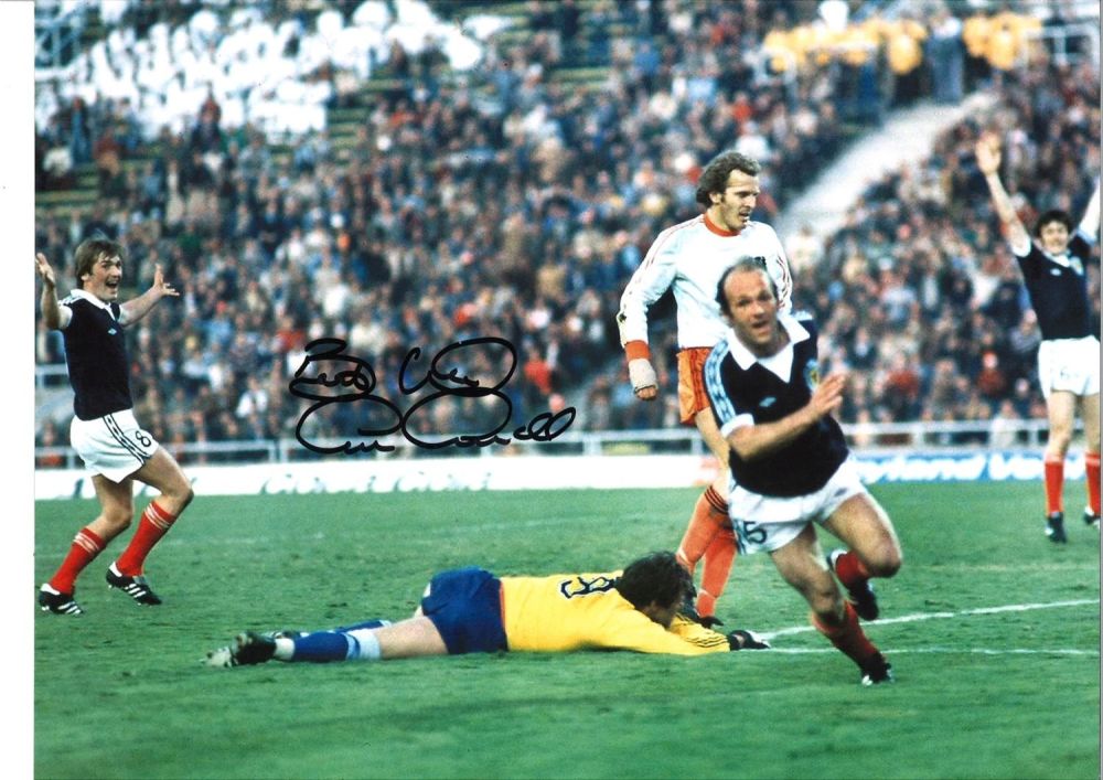 Lot 251: Archie Gemmill Scotland Signed 16 x 12 colour...
