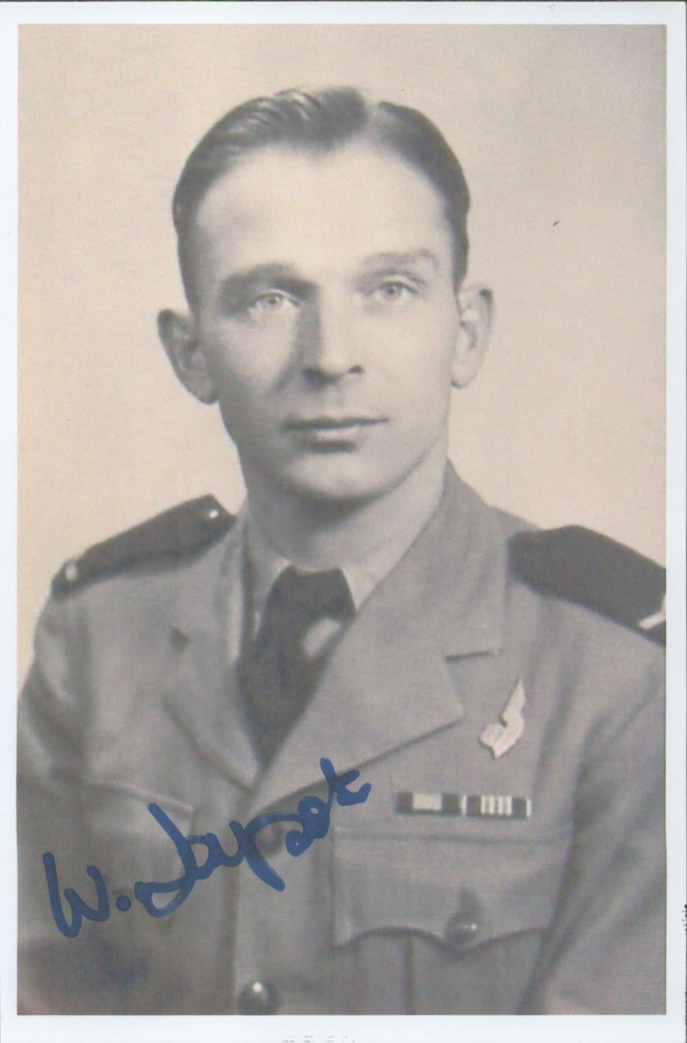 Lot 436: RAF WW2 Wladyslaw Lapot Polish Bomber Pilot Signed...